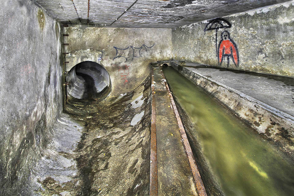 Na fotografii přelivné hrany je dobře vidět disproporce mezi průměrem štoly, kterou jsme přišli, spojující odlehčovací komoru s <a href=/Tema/Pon%C3%A1vka>Ponávkou</a> a pokračováním splaškové stoky CH.