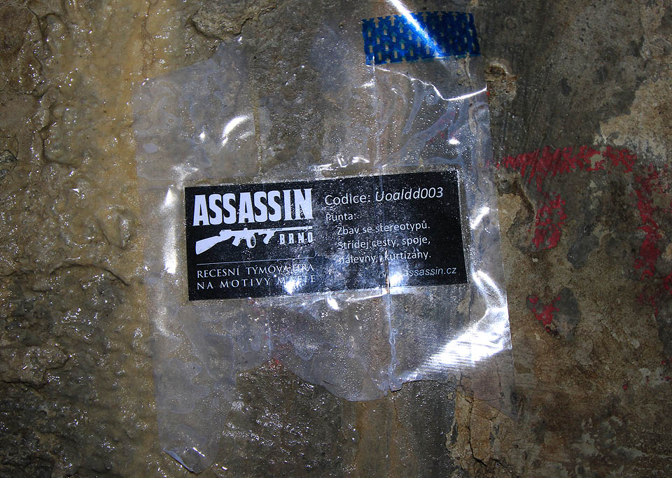 Zatímco na povrchu není nic znát, příprava na další vražedné soupeření brněnských mafiánských rodin sdružených pod hlavičkou Assassinu a vedených Instruktory Brno, je v podzemí již v plném proudu (text a kód na fotce byl změněn).