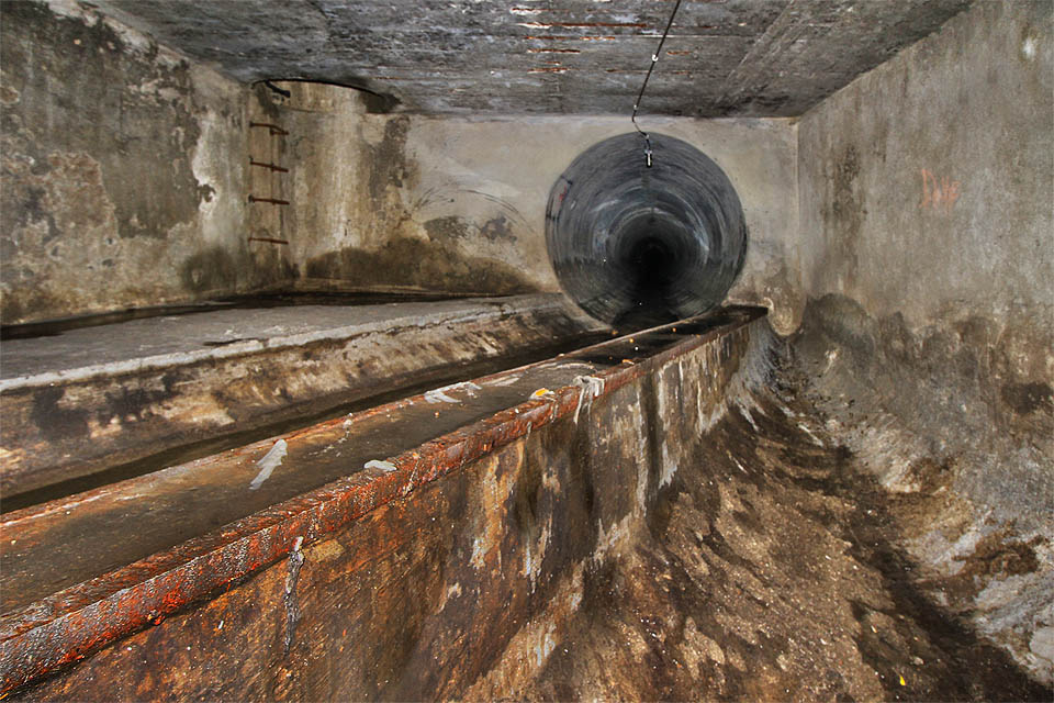 Průměr stoky CH, která přivádí své splaškové vody do rozdělovací komory pod Dalimilovou ulicí, vzbuzuje respekt. Takovým potrubím může člověk dojít až kdo ví, kam.