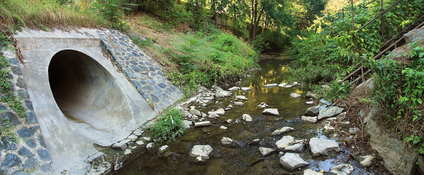 Ústí odlehčovací komory do <a href=/Tema/Svitavsk%C3%BD%20n%C3%A1hon>Svitavského náhonu</a> pod ulicí Komárovské nábřeží působí majestátně.