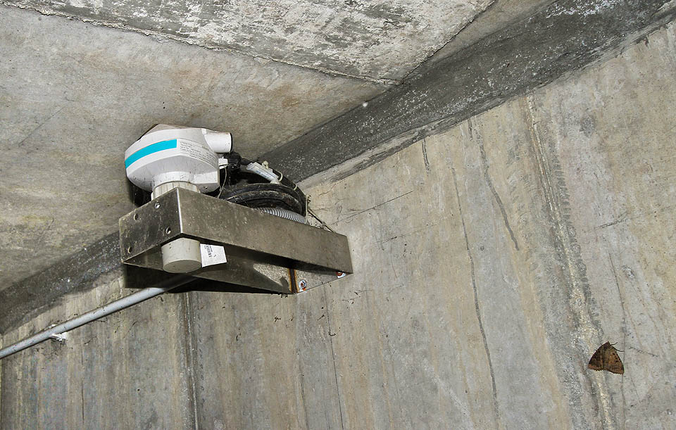 Můra hlídá průtokoměr, který hlídá hladinu vody v sále. Jeho ostré a tiché cvakání nás děsí.