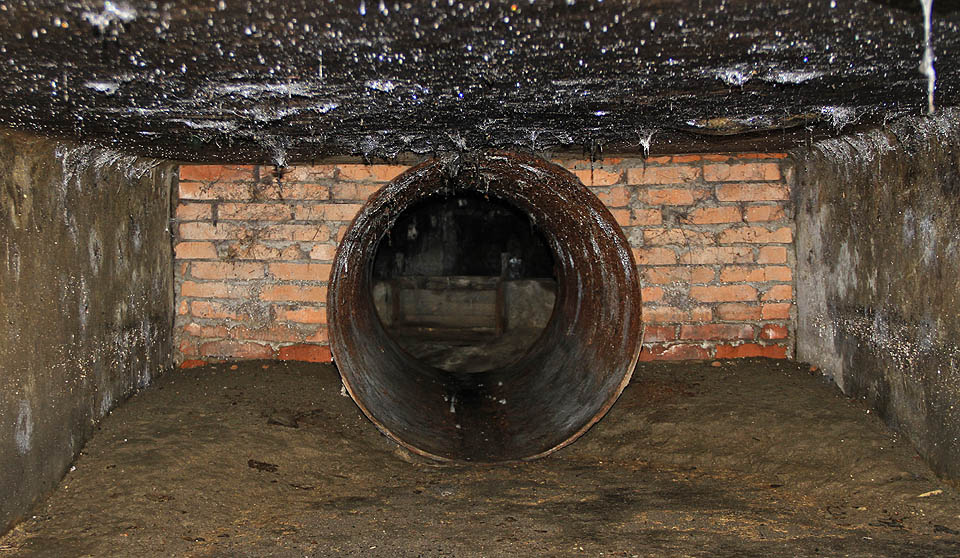 Do první místnosti k přelivné hraně vede ocelová roura, která svým průměrem ani zdaleka nedosahuje kapacity zpětných klapek v ústí chodby.