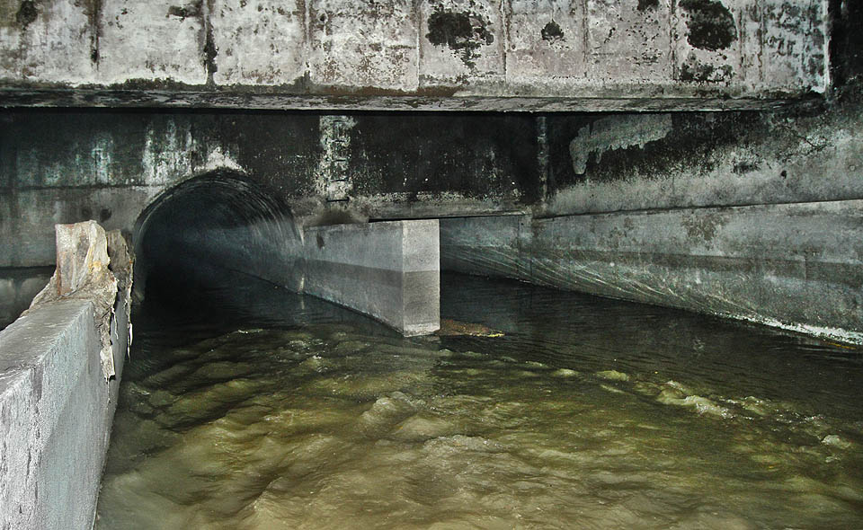 Ze stoky se valí mlha, která se sráží na styku par nad teplou splaškovou vodou a studeného vzduchu z koryta řeky. Teoreticky by se dalo vstoupit i do samotné stoky, kterou projde vzpřímený člověk, šance na přežití v prostředí nebezpečných plynů jsou ale nižší než v zakouřené restauraci na povrchu.