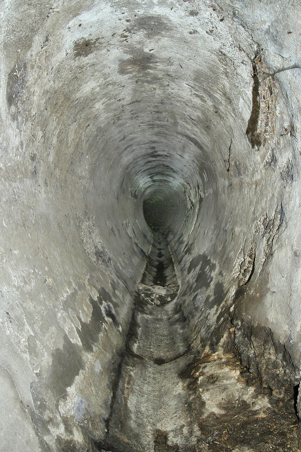 Pohled do odbočující nevyužité stoky vejčitého profilu. Díky svojí výšce je tato stoka vedoucí podél řeky průchozí, ale není nijak zvlášť zajímavá.
