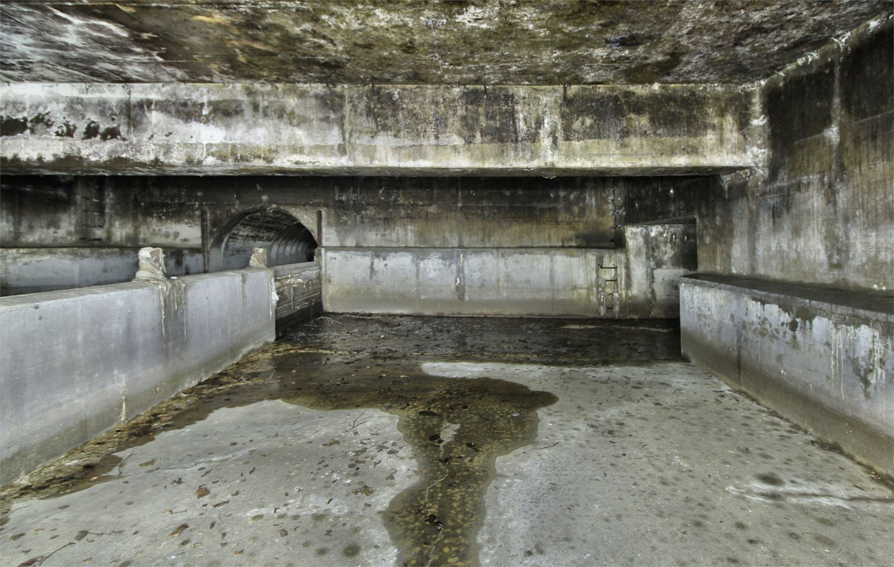 Pohled po proudu, vlevo pokračování kmenové stoky B, vpravo vstup do spojovací chodby, kterou se valí ven případná přívalová vlna. V tu chvíli by se zde chtěl nacházet málokdo.