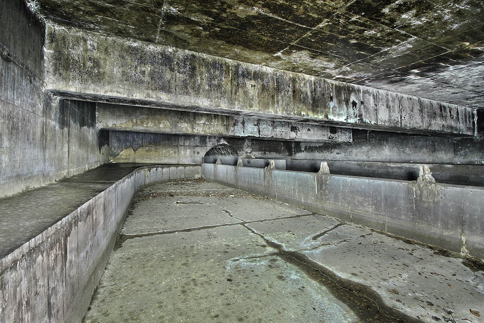 Pohled proti proudu jasně ukazuje, kudy by se valila voda přes přelivnou hranu a ven z podzemí přímo do řeky.