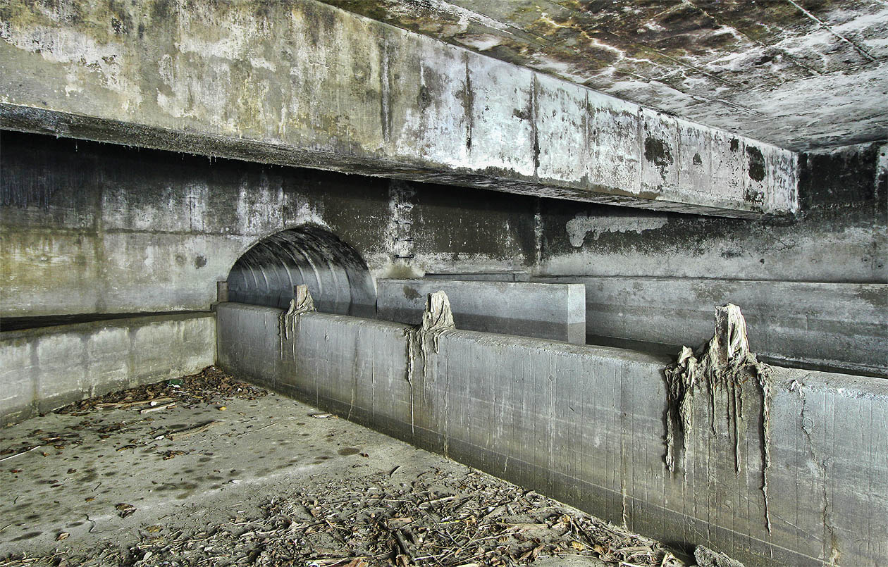 K případnému zvýšení přelivné hrany slouží ocelové profily, do kterých je možné zasadit dřevěné, plastové či kovové dluže. Profily jsou obalené špatně rozložitelným odpadem, který lidé spláchnou do kanalizace - zejména jde o plastové fólie z hygienických potřeb a hadry.