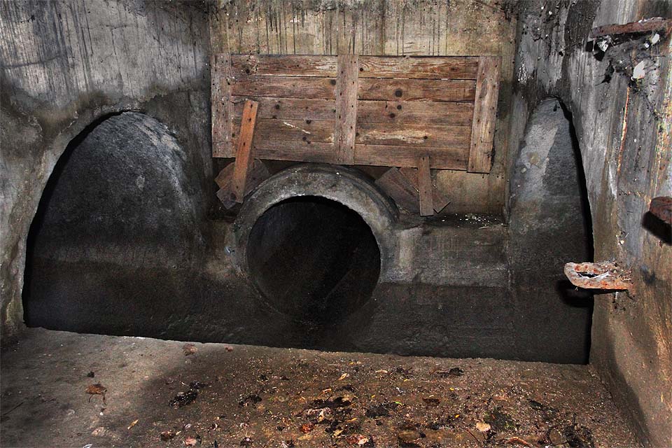 Občas ústí do tunelu menší přivaděče dešťové vody. Pokud neprší, je průtok prakticky nulový.