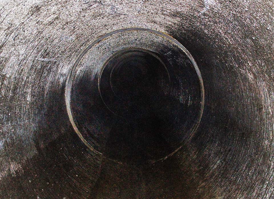 Za každou další odbočkou se profil štoly zužuje. V potrubí se občas válí mlha, jindy zase zápach ze splaškové kanalizace a cesta se stává monotónní.