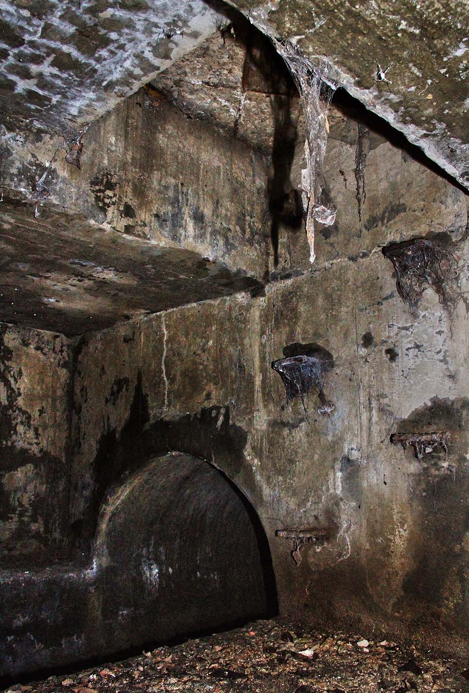 Nezbývá, než si (podle výšky a pružnosti zad průzkumníka) vybrat jeden z kanálových výlezů a pokusit se nadzdvihnout poklop. Průměr potrubí totiž klesá až k prakticky neprůlezným 50 cm.