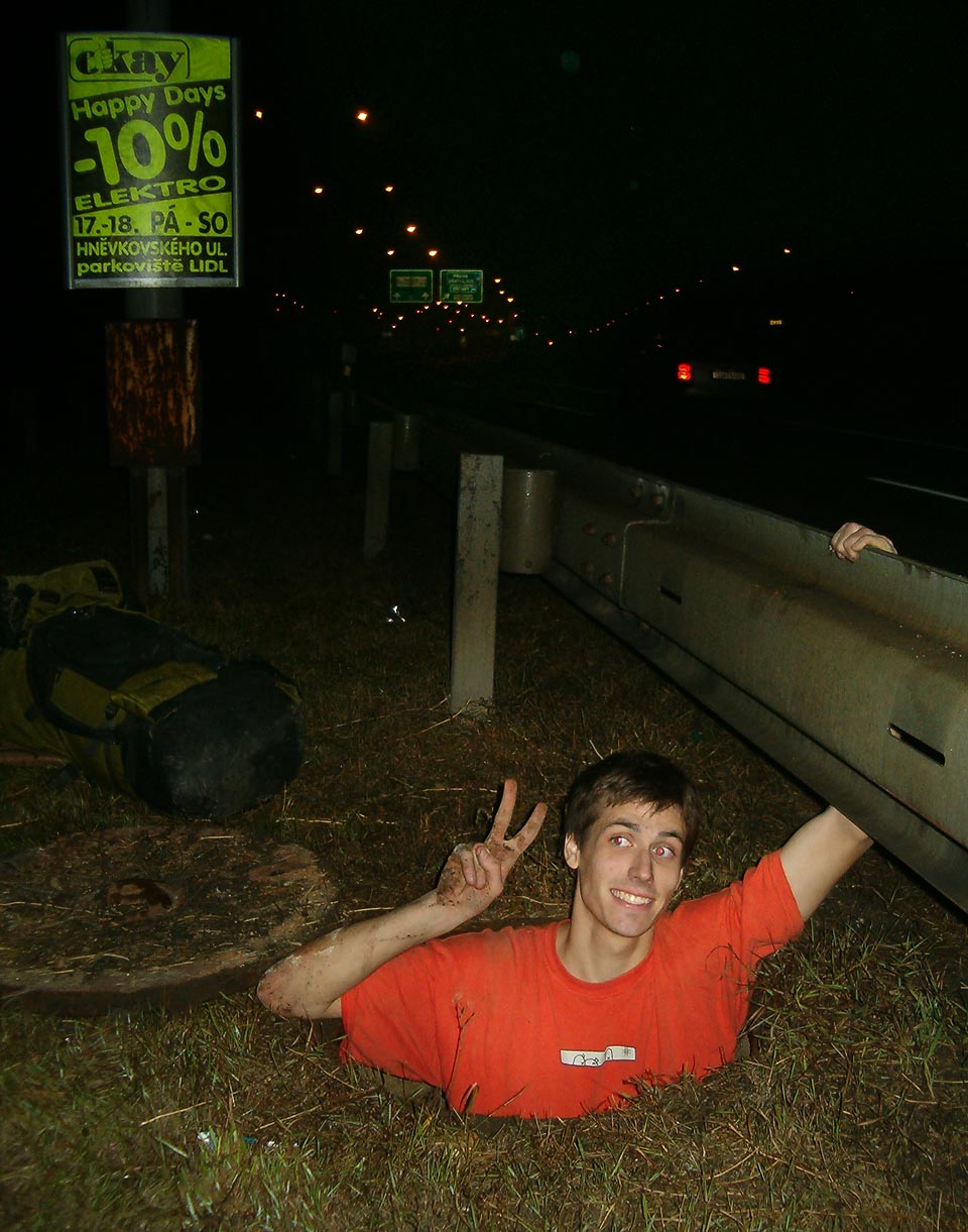 Takto vypadal náš návrat na tmu světa uprostřed dálničního přivaděče na Ostravské ulici v roce 2006.
