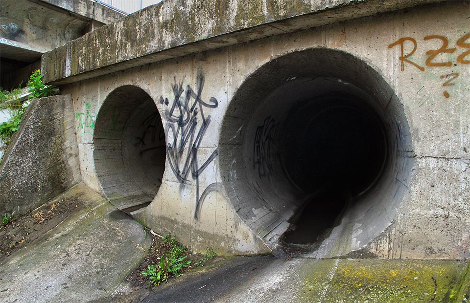 Račte vstoupit. Od ústí vedou roury E06 a E06a téměř tři kilometry daleko pod povrchem Brna.