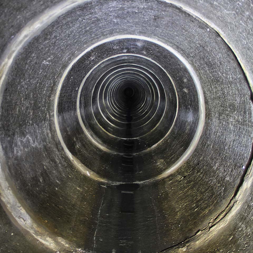 Následuje dlouhá a ničím nerušená cesta v předklonu rovným potrubím. Tam někde v dálce svítá?