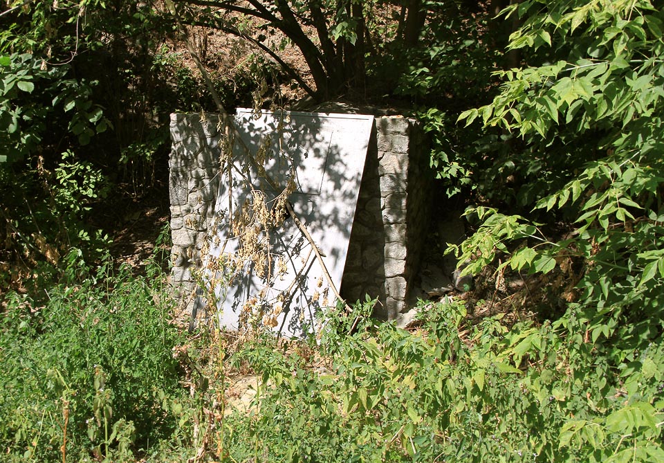 Vstup do systému podzemních chodeb v parku nad Dněperským újezdem poblíž stezky od metromostu ke hradbám lávry. Po léta byl důkladně zabezpečen, ale v roce 2014 někdo dveře (snad v souvislosti s revolucí probíhající na Majdanu o kousek výš) vylomil.