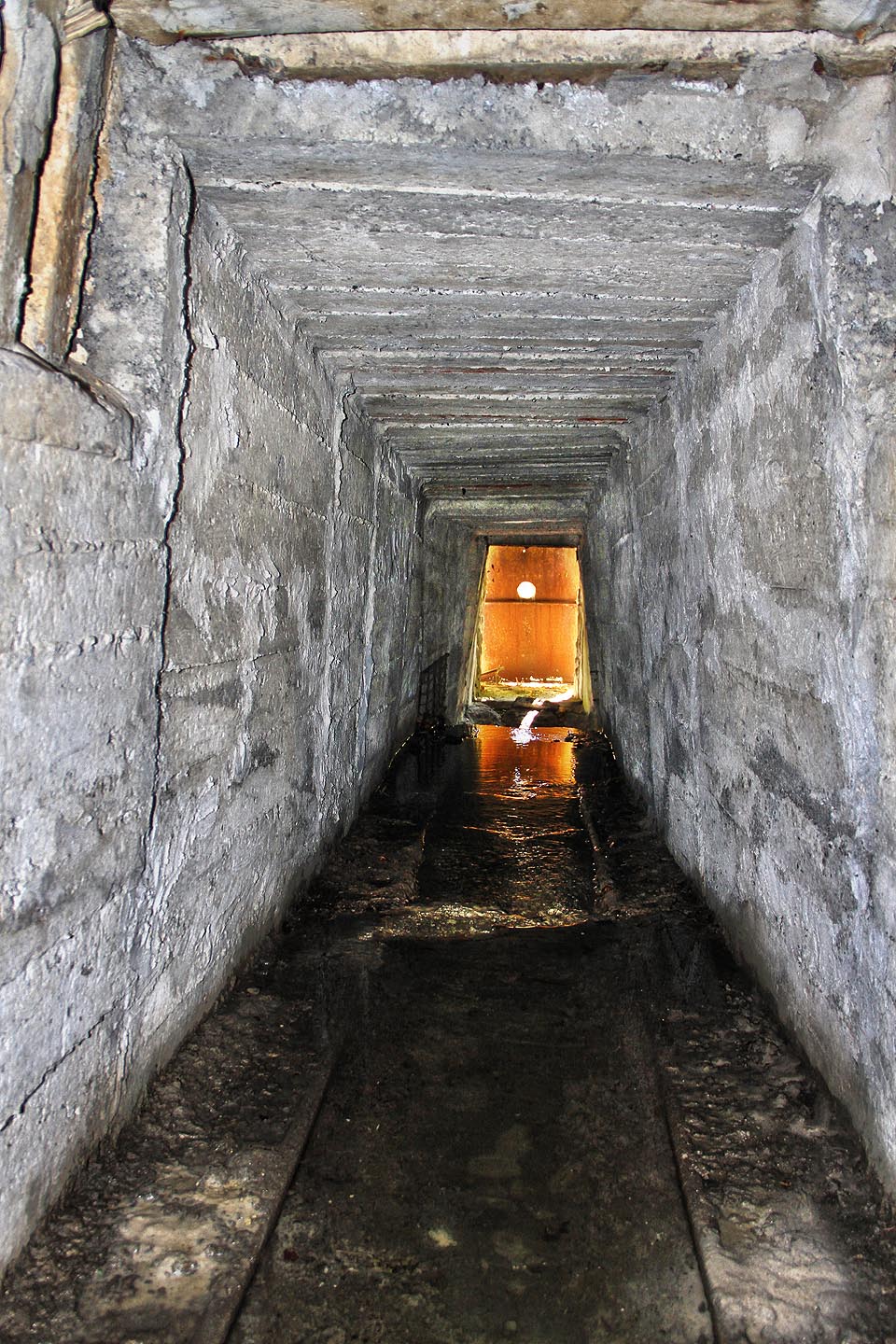 Za vchodem do odvodňovací štoly jsou dobře patrné původní koleje úzkokolejné drážky, kterou projížděly vozíky se zeminou.