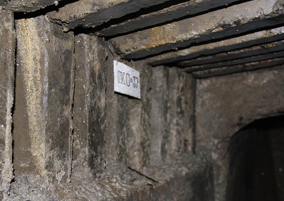 Tabulky s označením dávají tušit, že tady podzemí nekončí - právě naopak, stojíme na okraji rozsáhlého systému známého jako Нікольська.