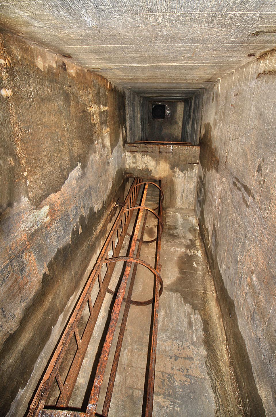 Na první šachtu narážíme po třech stovkách metrů. Je tak vysoká, že nahoru nedohlédneme. Žebřík chybí.