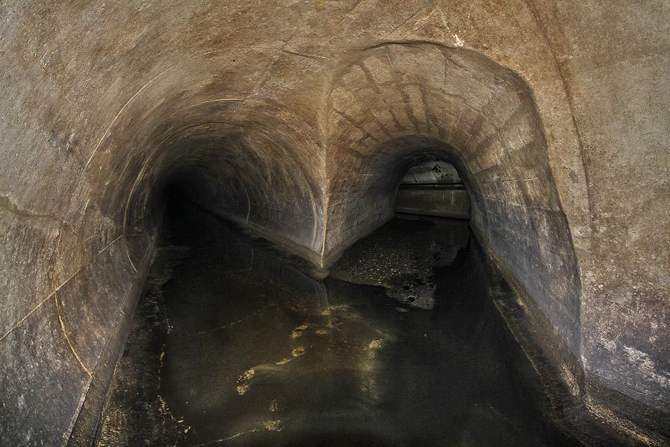 Čistá voda se mění ve smrdutou kaši. Přicházíme do míst, kde do štoly FId ústí přepad ze splaškové kanalizace - stoky FI.