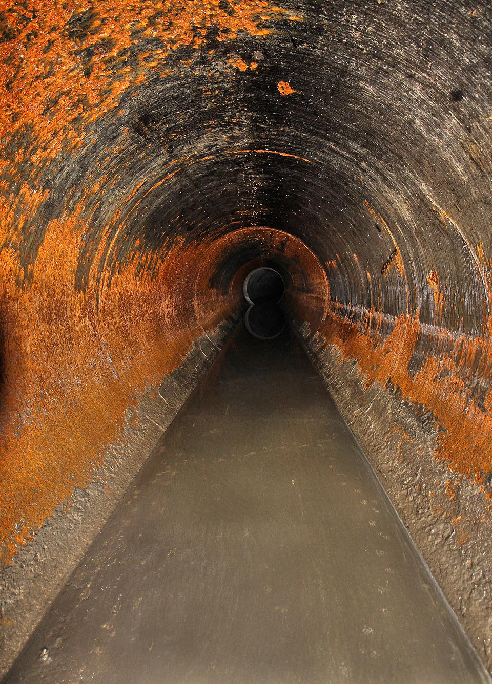 Další cesta vede podstatně menšími ocelovými rourami pokrytými rzí a částečně naplněnými vodou. Po dvou hodinách se obracíme a další průzkumy necháváme na příště.