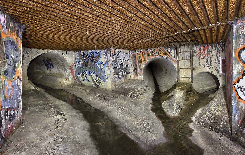 Hned na začátku čeká na pátrače rozhodnutí téměř pohádkové - kterou ze tří cest se vydat? Stěny síně zdobí pokleslá výzdoba sprejerů - sem se ještě odváží, po pár metrech směrem do hlubin země už ale bude čisto.