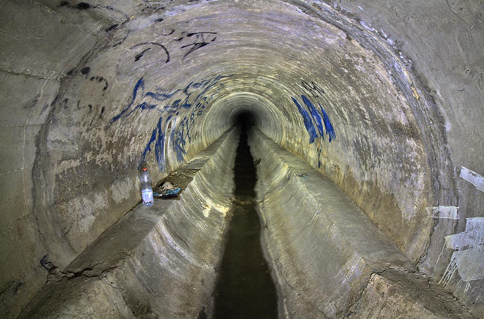 Na začátku nejdelší ze tří chodeb čeká nechutné překvapení. Hromádka dívčího spodního prádla a láhev s neznámou tekutinou.