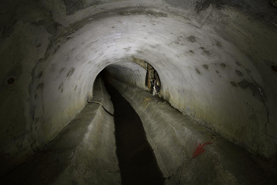 První kilometr protéká potok potrubím z betonových segmentů s mírným sklonem. Občas vede na povrch špinavá šachtice.