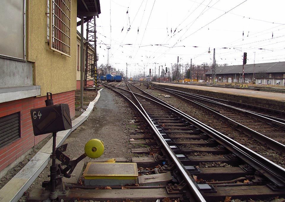 Výhybka č. 64 za severním koncem prvního nástupiště. Tady vlečka k poště začíná.