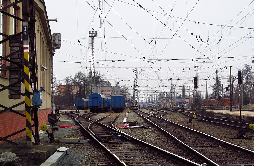 Na odstavných kolejích vlečky se neustále střídají modré poštovní vagóny všech typů.