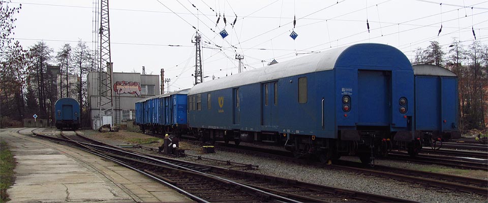 Mírně vyvýšená vozovka slouží (vysokozdvižným) vozíkům k nakládání zásilek do vozů a jejich vykládání ven.