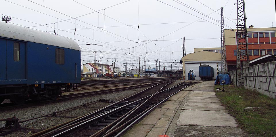 Pohled zpět na jih ke dvojitým vratům do kryté haly celnice, kam mohou najíždět celé vozy.