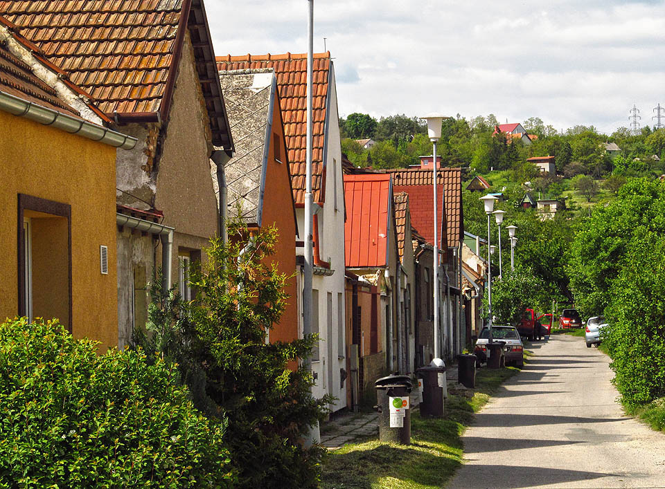 Jde o dvě zhruba rovnoběžné uličky ve tvaru protáhlé lodi, s řaou namačkaných domků, mezi nimiž jsou spojené několika průchody.