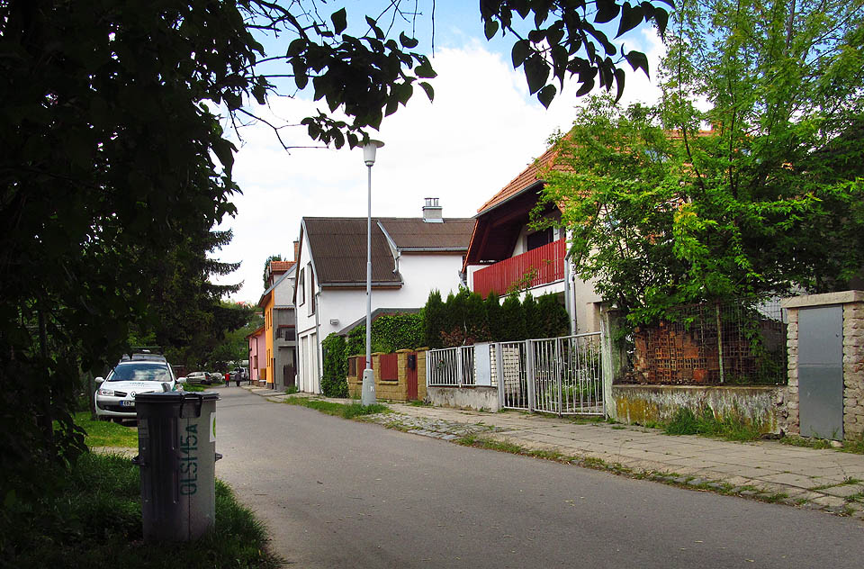 Domky v nejsevernější části nábřeží na úrodné půdě říční náplavky za desetiletí od vzniku kolonie pěkně narostly do výšky i šířky.