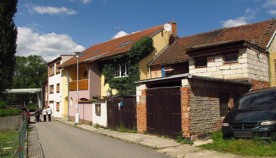 Kolonie si svůj ráz často zachovaly nebo jej i prohloubily právě díky mnoha pozdějším, avšak přesto živelným dostavbám a úpravám budov.