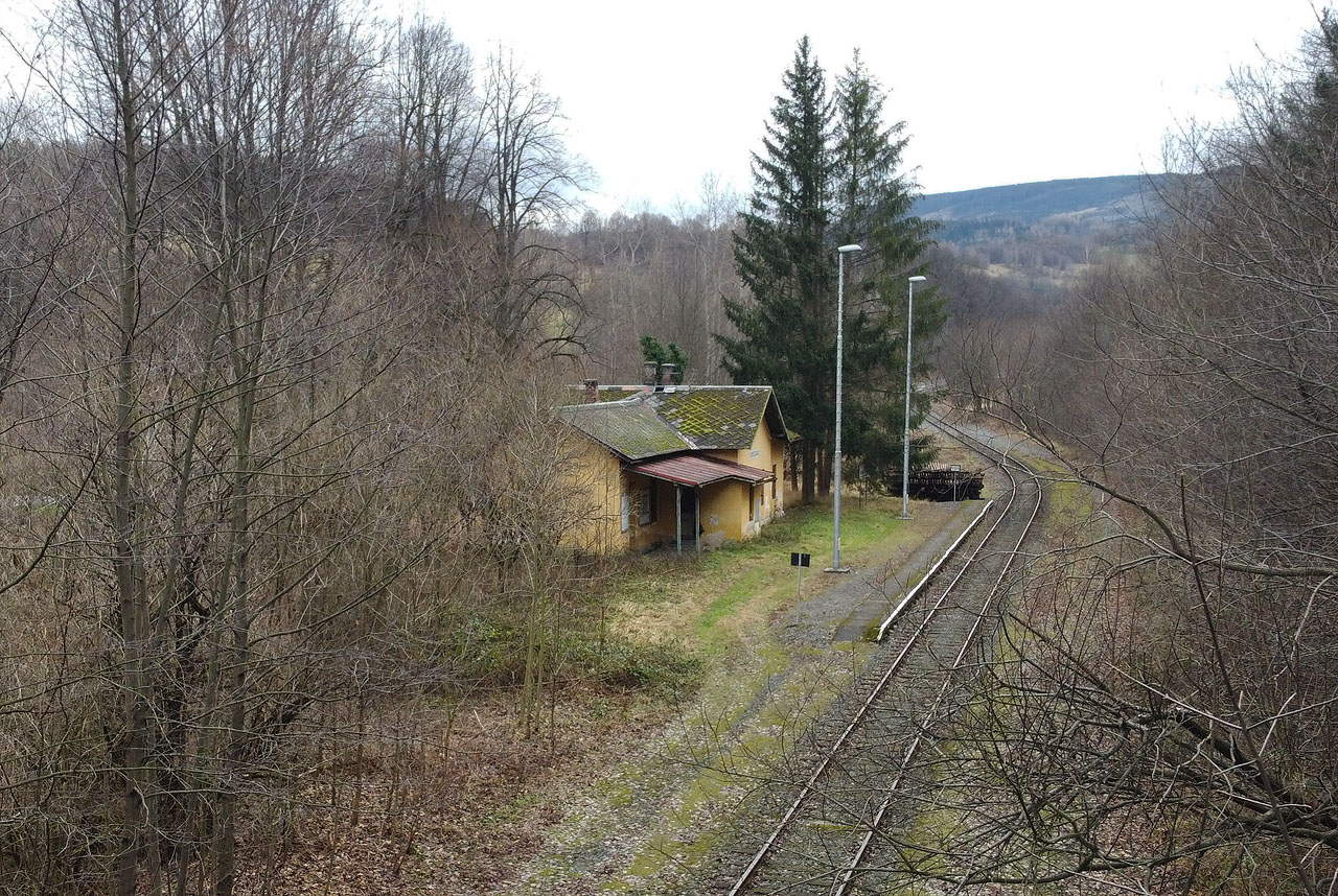 Zastávka Ondřejovice se ukládá ku spánku v odpoledni Štědrého dne roku 2020.