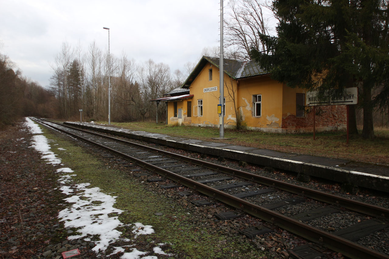 Od roku 2013 prochází <a href="/Tema/Ondřejovice (žst)">bývalou stanicí</a> pouze jediná kolej.