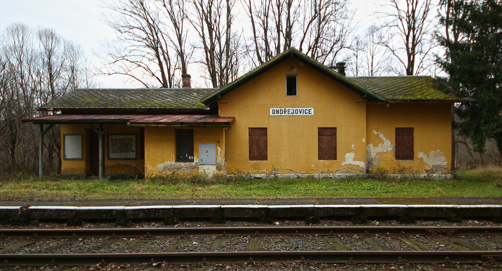 O dva roky a dva dny později zůstává staniční budova takřka nezměněná. Správa železnic zatloukla okna, na střeše vyrostl mech a omítka se trošku víc oloupala. 