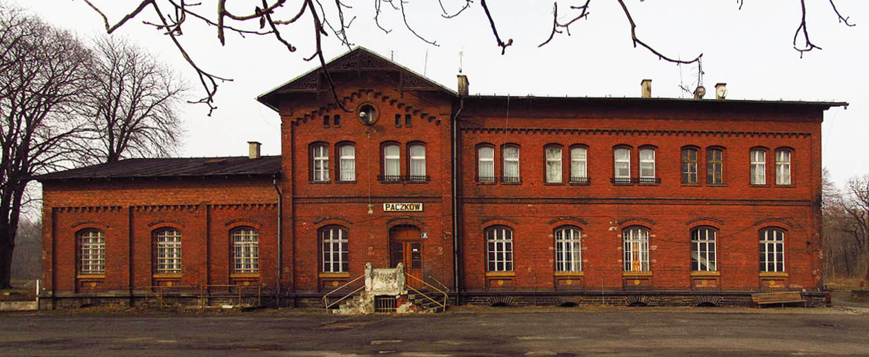 Výpravní budova železniční stanice Paczków při pohledu od města.