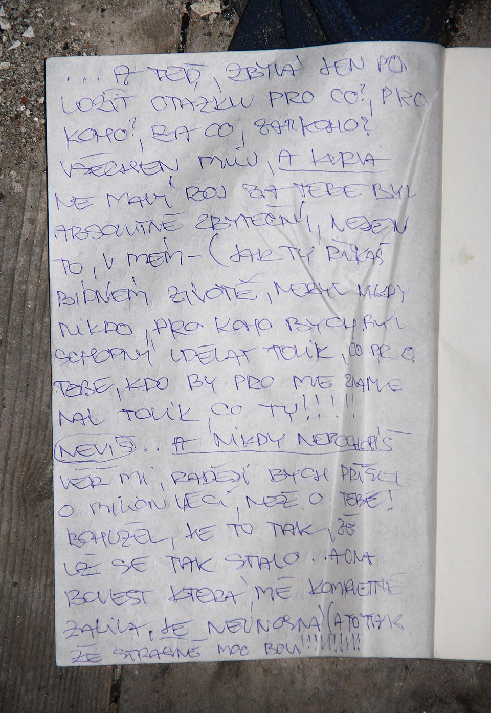 …třeba k sepsání vyznání. Jenže - je určeno neznámé dívce nebo samotné chátrající budově mlýna?