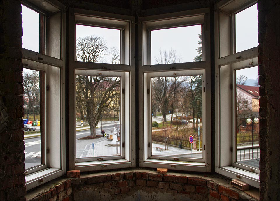 Skrze osmihrannou věžičku ozdobného arkýře lze dohlédnout přes park až k městskému úřadu. Krásná nová okna svědčí o tom, že restituenti měli s mlýnem původně lepší záměry.