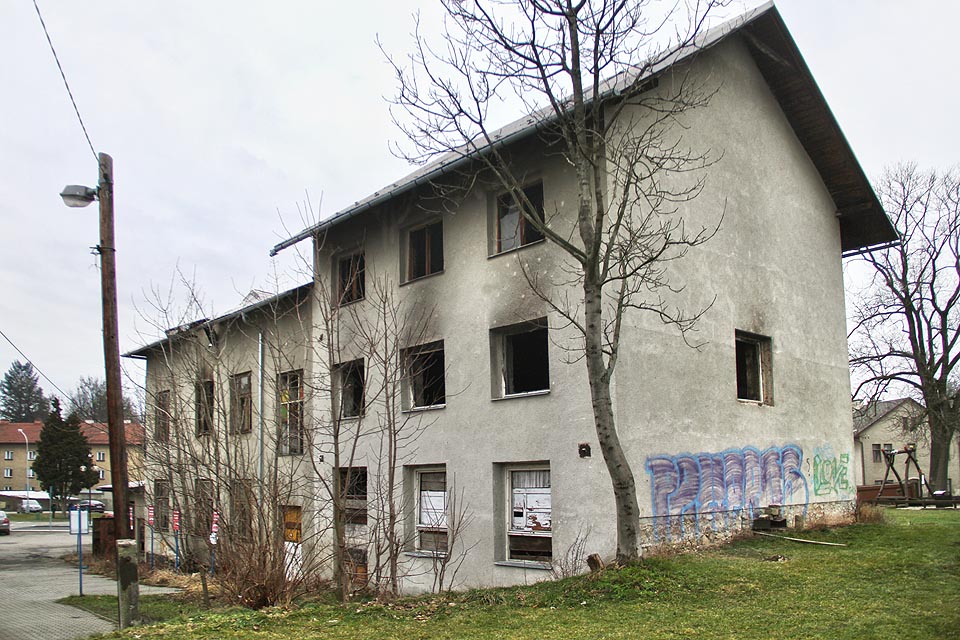 Pohled na mlýn od východu. Vyvýšený terén na východní straně dává tušit, kudy přicházel náhon a jak bylo využito vody, která z výšky spadala na mlýnské kolo na opačné straně budovy.