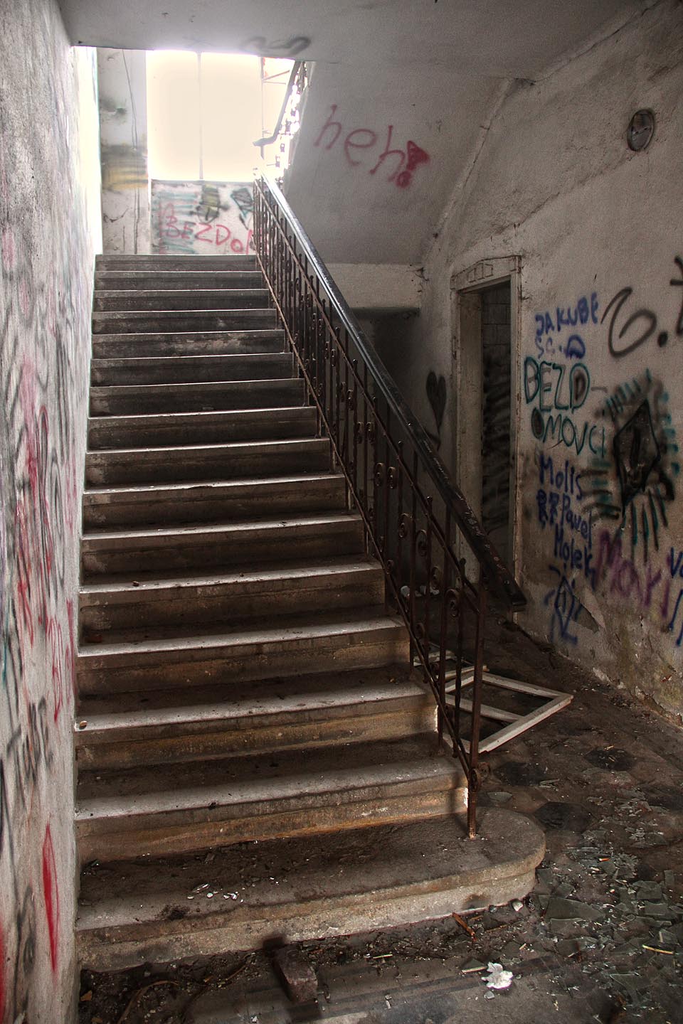 Bytelné kamenné schodiště do 1. patra svědčí o době výstavby současné budovy okolo roku 1900.