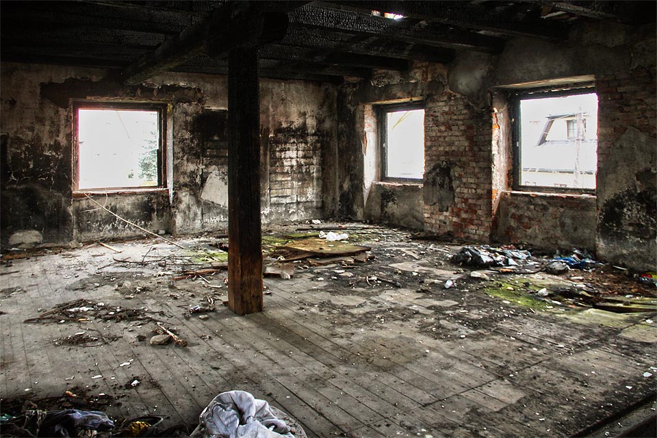 Skrze požárem poškozenou střechu zatéká a návštěvu vyšších pater proto nelze doporučit. 