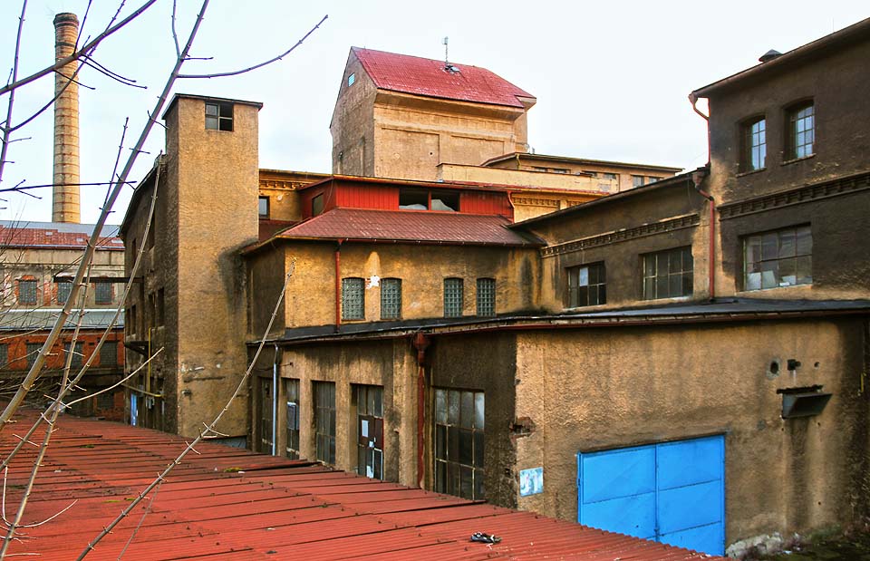 Poslepované a na sebe nakupené budovy a přístavby jsou nejlepším dokladem nedostatku prostoru na dně stísněného údolí.