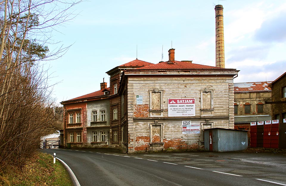 Oblouková budova ředitelství papírny při pohledu od západu v roce 2015…