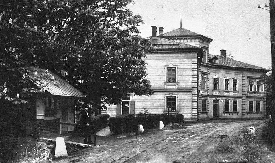 …a při pohledu od východu o sto let dříve.