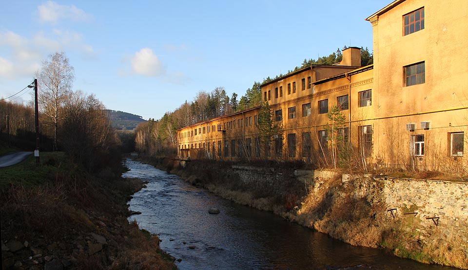 Nábřežní část továrny navazuje na nejdelší nezregulovaný úsek řeky (pohled proti proudu).