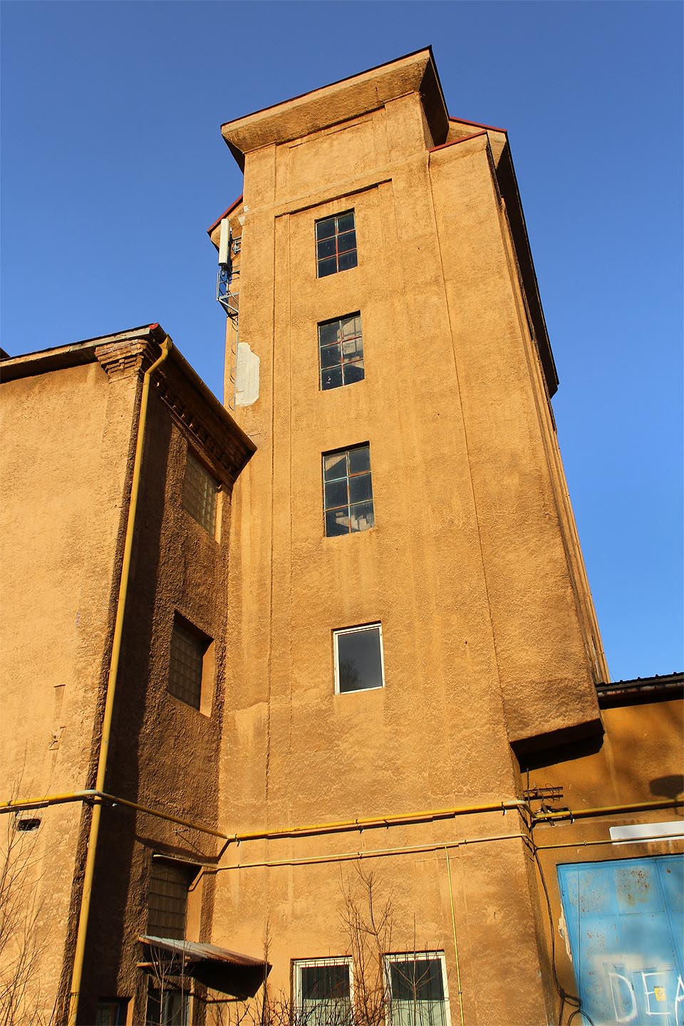 Věžovitý charakter některých staveb, vyvolaný nedostatečnou rozlohou areálu, byl obtíží při změně typu výroby.