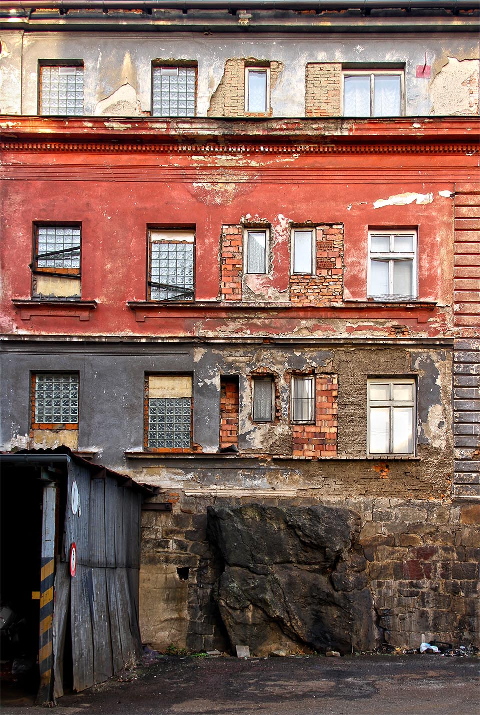 Některé budovy v areálu vyrůstají přímo ze skály.