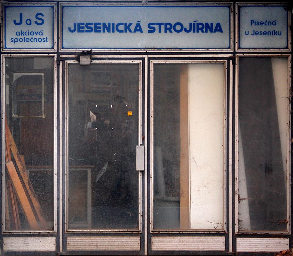 Jesenická strojírna JaS působila v areálu od svého vzniku v roce 1993 až do vyhlášení konkurzu a likvidace v roce 2005. Od té doby vchodem do budovy řediteltví nejspíš nikdo nevešel.