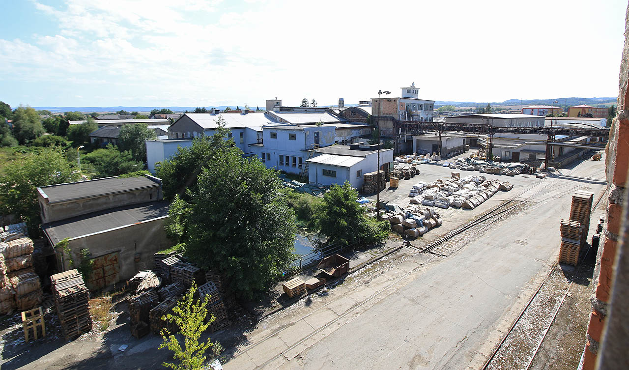 Pohled na většinu areálu lukavické papírny z věže opuštěného sila.